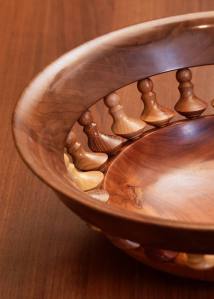 Die hohe Kunst der Drechslerei: Schale geformt aus 24 verschiedenen, asymetrisch gedrechselten Hölzern...