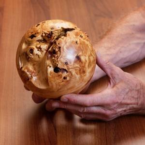 Holz ist Leben: Kugel aus einem Baumknorpel