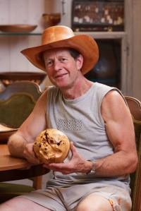 Häfliger Beat in seinem Showroom: sogar den Hut hat er selbst gedrechselt...