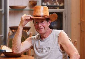 Häfliger Beat in seinem Showroom: sogar den Hut hat er selbst gedrechselt...