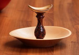 Schale mit einer verholzten, australischen Frucht