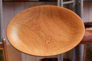 Wunderschön verästelte, filigrane Schale aus gebürstetem Eichenholz