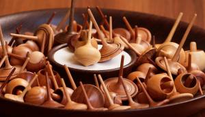 Ein Drechsler-Evergreen: Hurrlisbuse (Kreisel) in allen Formen