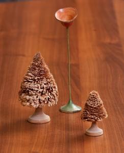 Tannenbäume und Holzblume