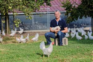 Patrick Wandeler, Geflügelhof Waldi Gunzwil , www.waldihof-ei.ch, posiert im Hühnerhof seiner Geflügelfarm am Blosenberg.