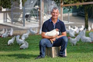 Patrick Wandeler, Geflügelhof Waldi Gunzwil , www.waldihof-ei.ch, posiert im Hühnerhof seiner Geflügelfarm am Blosenberg.
