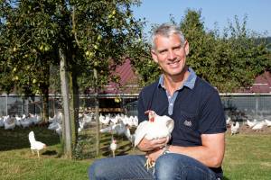 Patrick Wandeler, Geflügelhof Waldi Gunzwil , www.waldihof-ei.ch, posiert im Hühnerhof seiner Geflügelfarm am Blosenberg.