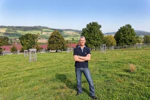 Patrick Wandeler, Geflügelhof Waldi Gunzwil , www.waldihof-ei.ch, posiert im Hühnerhof seiner Geflügelfarm am Blosenberg.