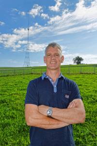 Patrick Wandeler, Geflügelhof Waldi Gunzwil , www.waldihof-ei.ch, posiert im Hühnerhof seiner Geflügelfarm am Blosenberg (hinten Sendeturm Radio Beromünster).