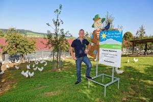 Patrick Wandeler, Geflügelhof Waldi Gunzwil , www.waldihof-ei.ch, posiert im Hühnerhof seiner Geflügelfarm am Blosenberg.