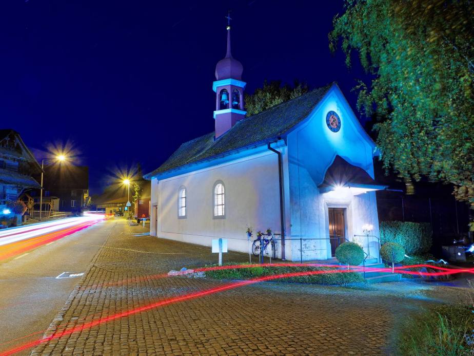 Lichtmalereien an der Kapelle St. Wendelin in Lieli während dem Klassikkonzert.