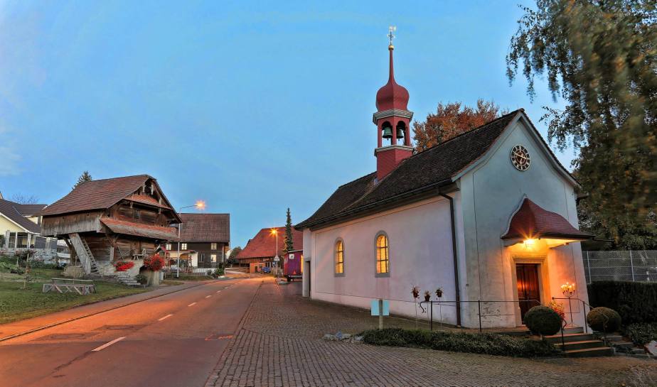 Die Kapelle St. Wendelin mitten im Dorf neben dem Spycher, dem Wahrzeichen von Lieli.