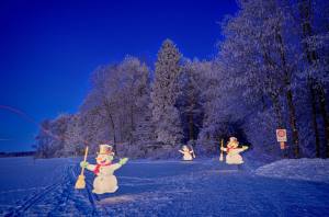 Pixelstickereien am Waldrand: Nach Sonnenuntergang tanzen die Schneemänner...
