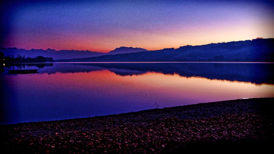 Winterlich-kalte Abendstimmung in der Badi Gelfingen am schönen Baldeggersee mit dem Pilatusmassiv im Hintergrund.