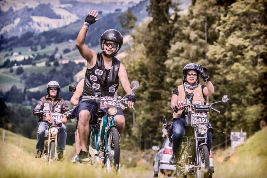 Ueber 1000 Toefflifahrer knatterten mit ihren Mofas am Alpenbrevet 110km ueber den Glaubenbergpass durchs Entlebuch nach Soerenberg und via Glaubenbielen-Pass, Giswil und Fluehli-Ranft zurueck nach Sarnen.