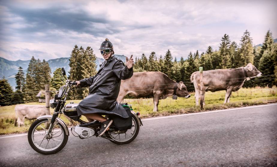 Ueber 1000 Toefflifahrer knatterten mit ihren Mofas am Alpenbrevet 110km ueber den Glaubenbergpass durchs Entlebuch nach Soerenberg und via Glaubenbielen-Pass, Giswil und Fluehli-Ranft zurueck nach Sarnen.
