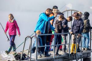 Dank Papa's Hilfe zappelt ein erster Minifisch am Haken...