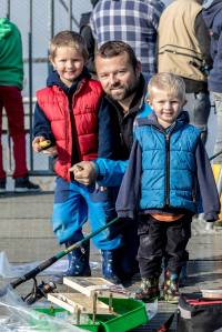 Stolze Fischerneulinge mit dem allerersten Fang...