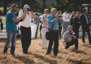 Fotografen während Prämierung Betriebscup: Präsentation der Kandidatinnen - immer im Trio