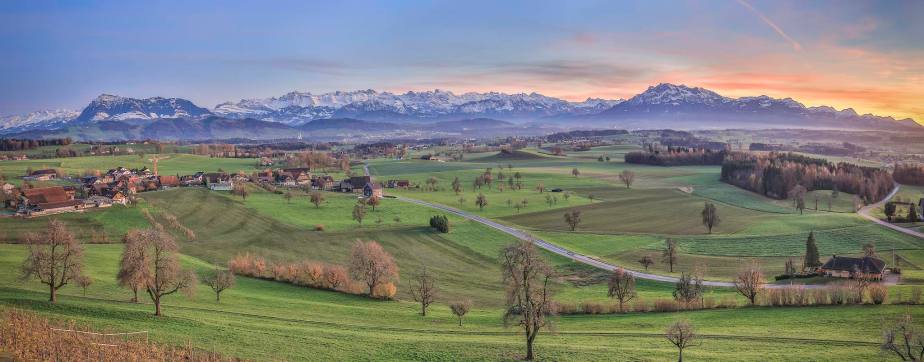 Panorama ab Hohenrain Richtung Alpen (Rigi/Pilatus), Luzern, Emmen, Hochdorf. Fotos zu Projekt Sehtal (Luzerner Seetal).