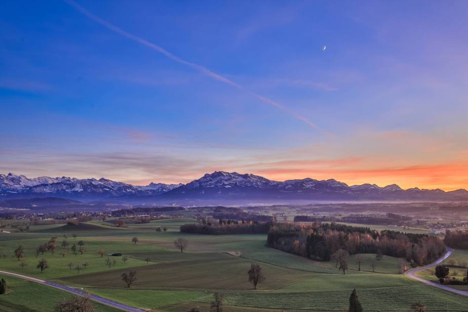 Panorama ab Hohenrain Richtung Alpen (Rigi/Pilatus), Luzern, Emmen, Hochdorf. Fotos zu Projekt Sehtal (Luzerner Seetal).