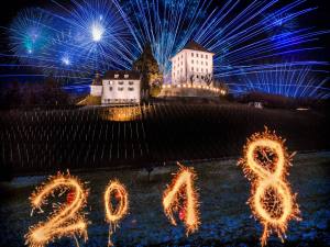 Vorgezogenes Neujahrsfeuerwerk über dem Schloss Heidegg...