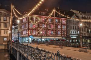 Weihnachtsbeleuchtung Reussbrücke mit "Spengler-Adventskalender"