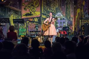 Abendessen und Konzert/Show mit Frölein da Capo und Band QUERBEET im Stadtkeller Luzern.