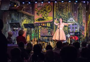 Abendessen und Konzert/Show mit Frölein da Capo und Band QUERBEET im Stadtkeller Luzern.