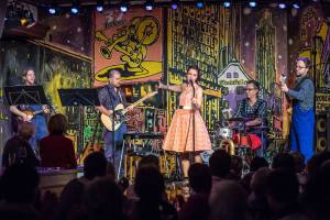 Abendessen und Konzert/Show mit Frölein da Capo und Band QUERBEET im Stadtkeller Luzern.