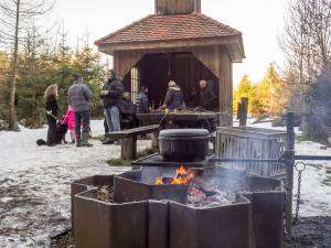 Das ehemalige Sulzer "Sprötzehüsli", verpflanzt auf den höchsten und kältesten Punkt des Sulzer Waldes