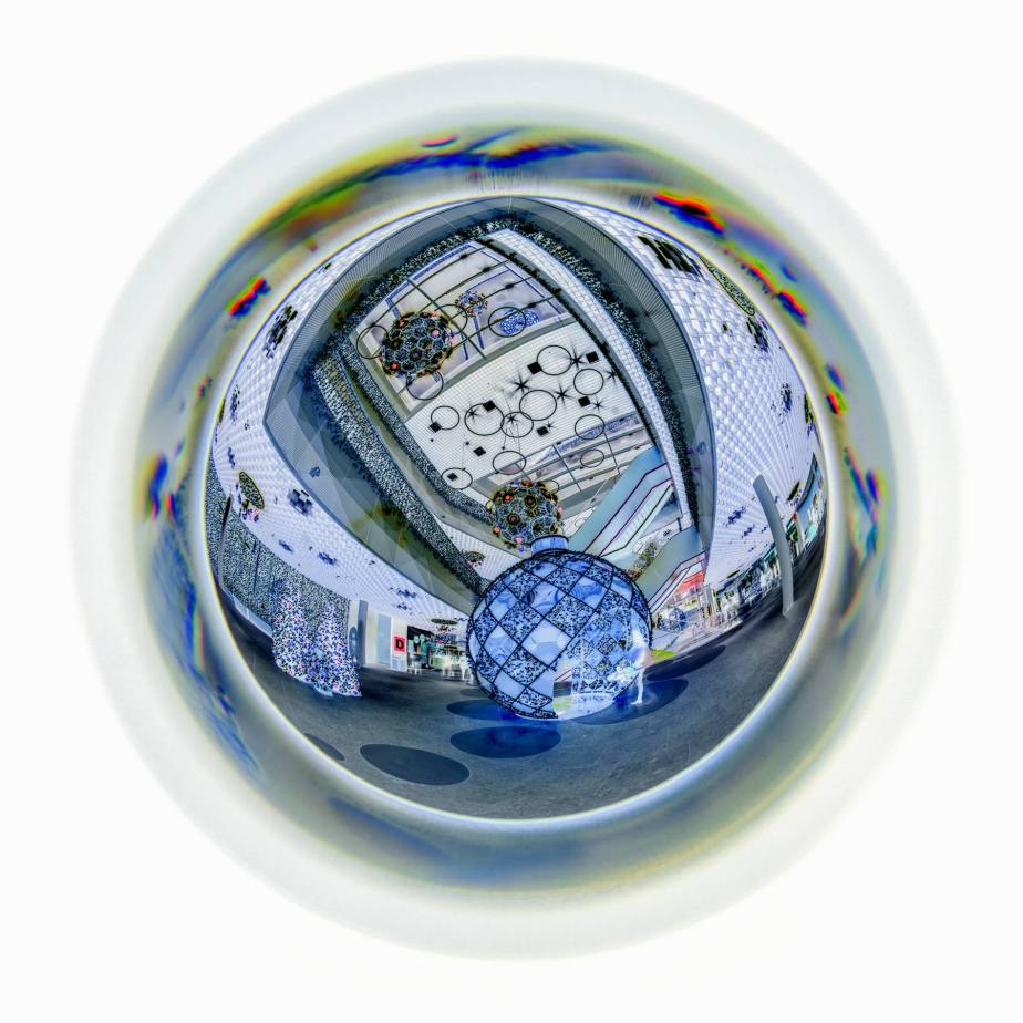 Weihnachtsbeleuchtungen im neuen Einkaufszentrum Mall of Switzerland in Ebikon