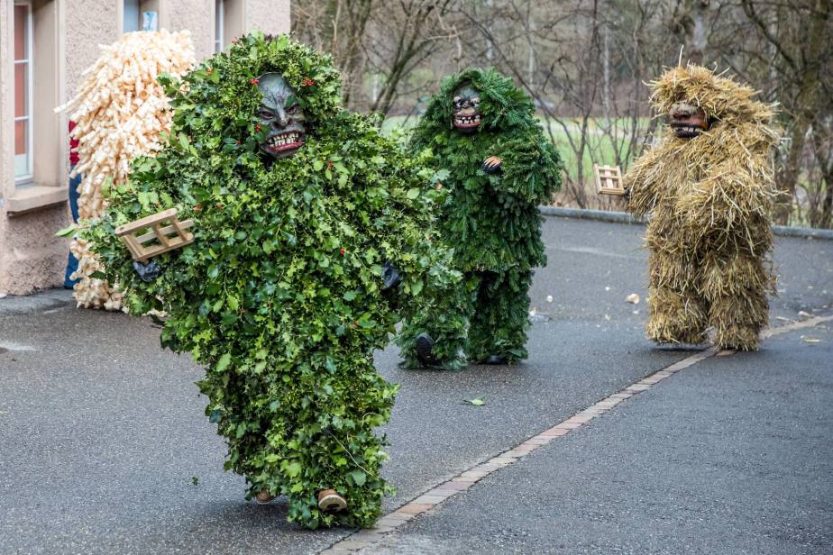 Brauchtum im Seetal - Baerzeli-Buebe am Berchtoldstag in Hallwil/AG von links: de "Stächpaumig" (Stechpalme), de Tannreesig (Tannenreisig) und de Straumaa (Strohmann) starten die Jagd durchs Dorf