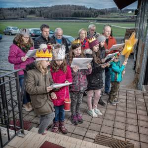 Gemeinsames Singen vor der Haustär. Immer mit dabei: der Stern und die Spendenbüchse.