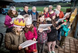 Gemeinsames Singen vor der Haustär. Immer mit dabei: der Stern und die Spendenbüchse.