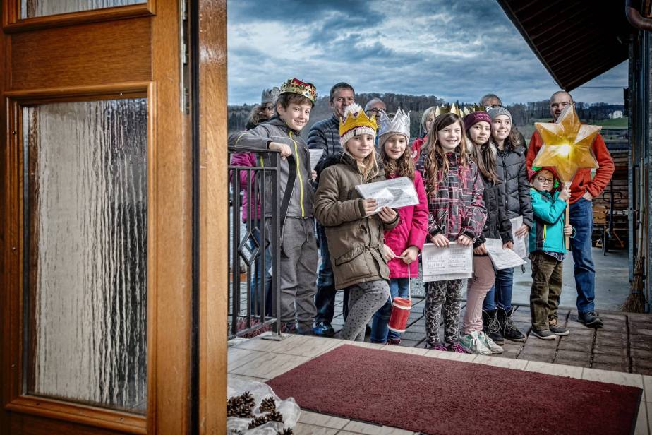 Gemeinsames Singen vor der Haustür