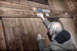 Beat Lustenberger schreibt mit geweihter Kreide die traditionelle Segensbitte C+M+B mit der jeweiligen Jahreszahl an die Haustüren oder die Türbalken