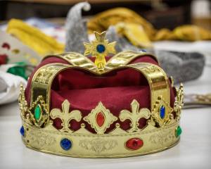 Die Krone, unverzichtbares Requisit für die Sternsinger