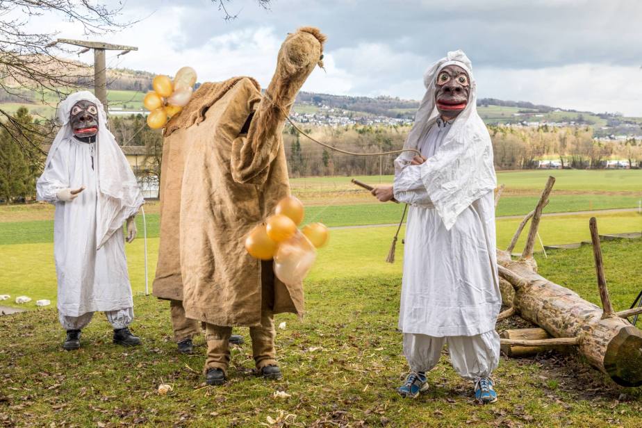RETO URECH und ROMAN ROTH als KAMEL und TOBIAS DOEBELI und KEVIN LUESCHER als KAMELTREIBER und KAMELFUEHRER
