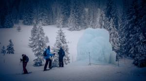Schneewanderer vor imposanter Eisskulptur im tiefverschneiten Kaltbad.