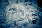 Eiskreationen an einem Wasserfall in Engelberg