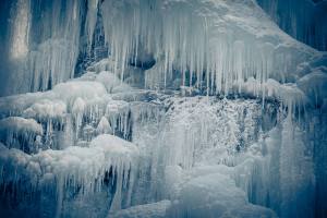 Eiskreationen an einem Wasserfall in Engelberg