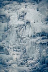 Eiskreationen an einem Wasserfall in Engelberg