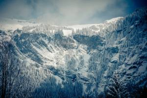 Eiskreationen an einem Wasserfall in Engelberg