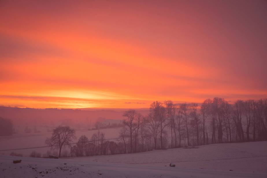 Wohlige Wärme in tiefster Kälte: Sonnenuntergang bei Hildisrieden