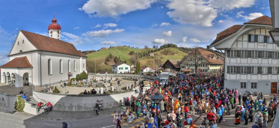 3000 Besucher bevölkern den kleinen Dorfplatz Luthern zwischen der mächtigen Pfarrkirche und dem Restaurant Sonne. Rechts mitten im Gewühl die 27 Meter lange Tanne während der Versteigerung.